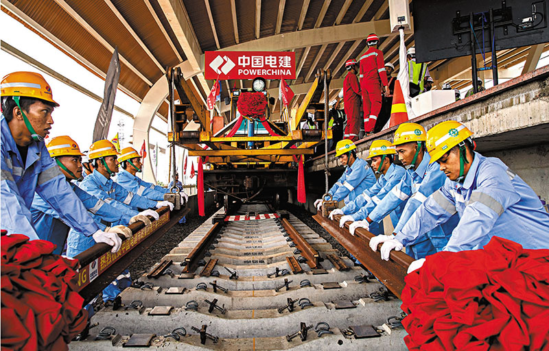 ◆3月31日，在印度尼西亞雅加達雅萬高鐵哈利姆車站，工人鋪設雅萬高鐵全線最後一根鋼軌。新華社