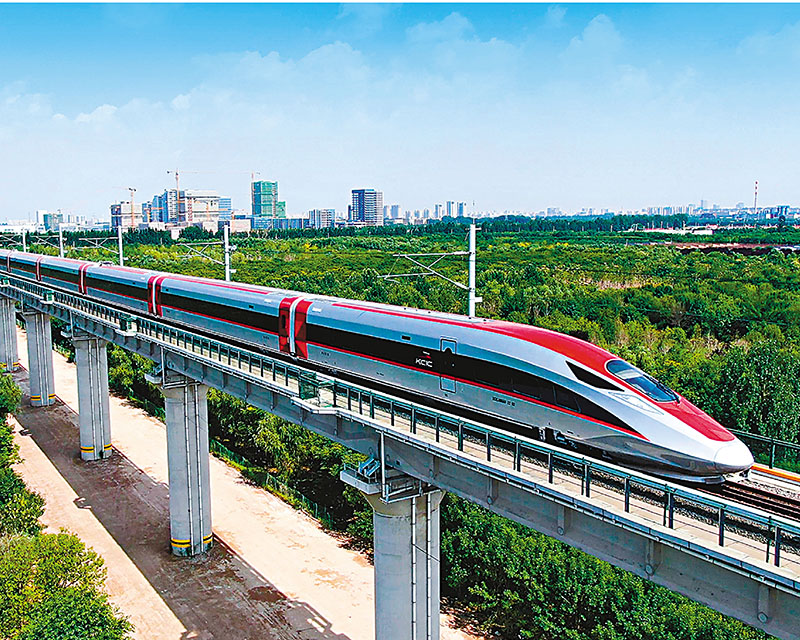 ◆2022年8月，採用中國標準、為雅萬高鐵量身定製的高速動車組成功下線。受訪者供圖