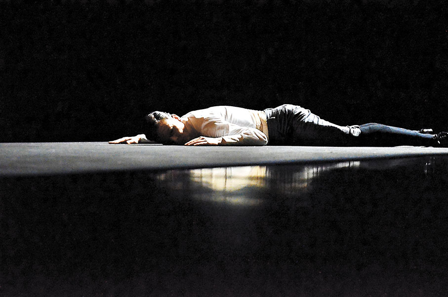 ◆比利時雙人組合Voetvolk （編舞Lisbeth Gruwez與作曲及音響設計Maarten Van Cauwenberghe）的《沒有最壞》 圖片：Luc Depreitere