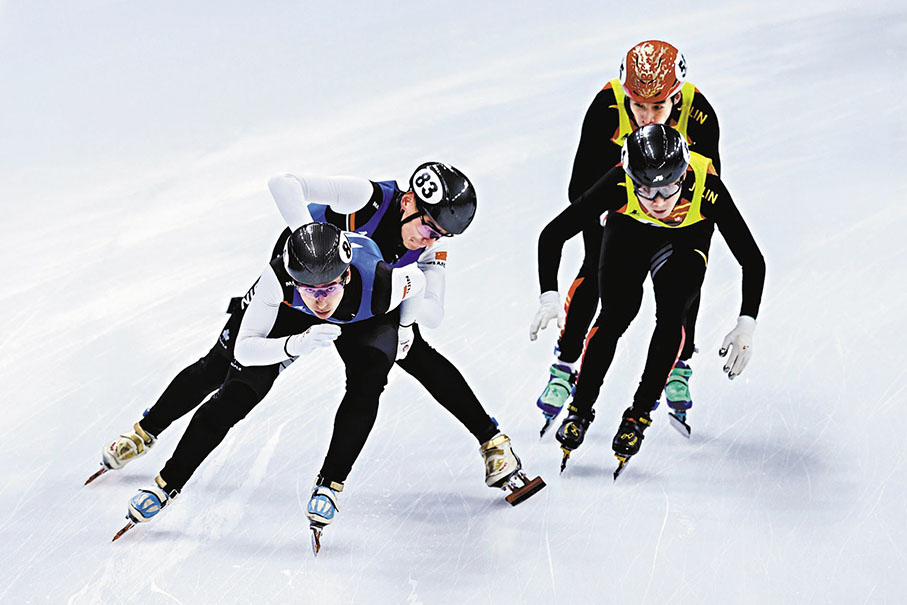 ◆劉少林（左二）與劉少昂（左一）代表天津隊出戰接力賽。 香港文匯報北京傳真