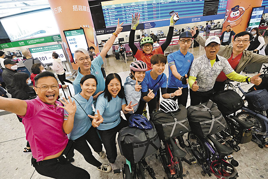 ◆香港單車發燒友自發組團乘高鐵赴重慶旅遊。 香港文匯報記者涂穴  攝