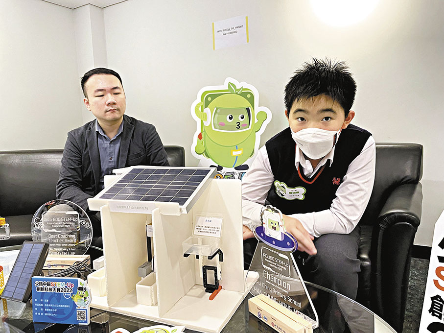 ◆陳頌康(右)同學講解創作「抗疫廁所 2.0（公共廁所版本）」理念。 香港文匯報記者廖傑堯  攝