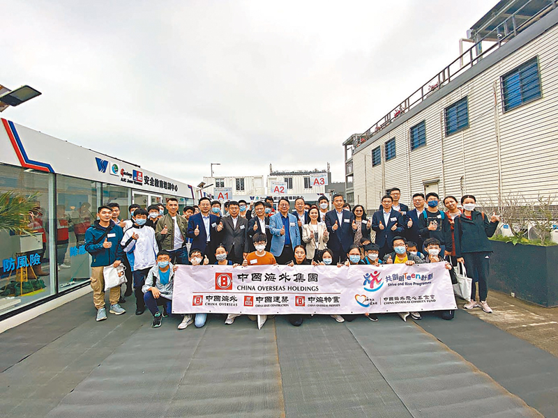 ◆ 中國海外集團昨日舉行「香港未來建設者—小小工程師工作坊」系列活動，讓「共創明『Teen』計劃」學員參觀其在建項目將軍澳海水化淡廠。