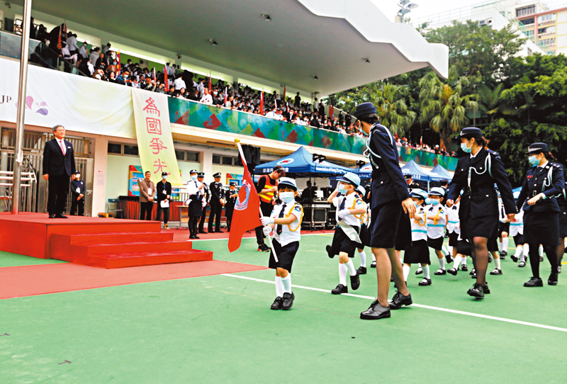 ◆卓永興檢閱受閱隊伍。 大公文匯全媒體記者  攝
