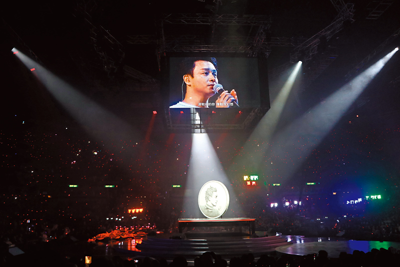 ◆紅館舞台上有張國榮的巨型紀念幣在中央。