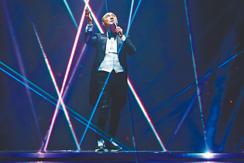 ◆張衛健唱《明星》時感觸眼濕濕。