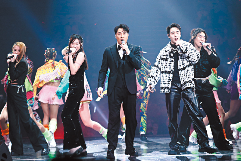 ◆譚耀文聯同一班聲夢歌手又唱又跳。