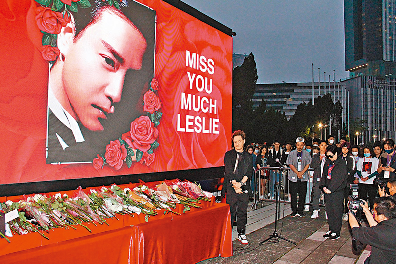 ◆昨晚6點43分，陳太與現場歌迷靜默一分鐘來懷念哥哥。