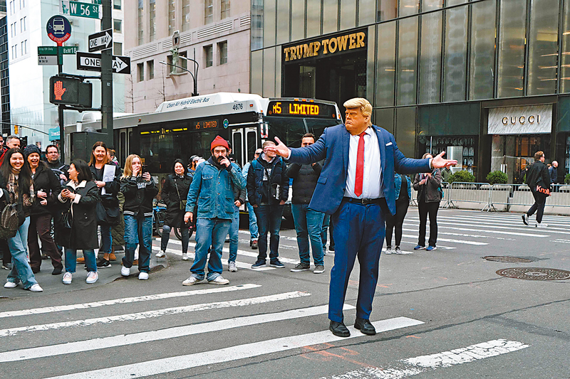 ◆紐約民眾扮成特朗普，惹來路人注目。法新社