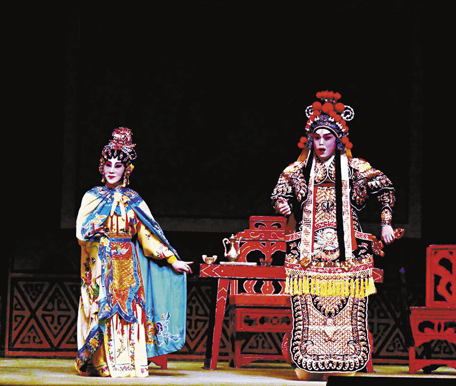 ◆新秀黃成彬與學員梅妹合演《新霸王別姬》。