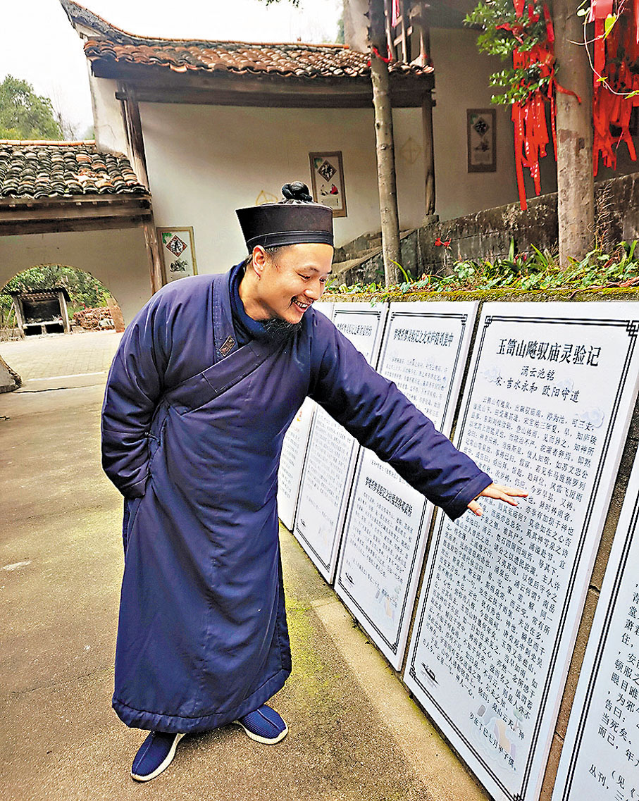 ◆鄧道長介紹，雲騰飆馭祠自古就香火不斷，擁有許多燒香求功名求官成真的故事。