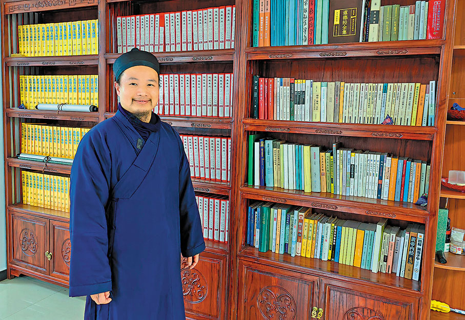 ◆鄧道長飽讀詩書，甘願在深山潛心修道。