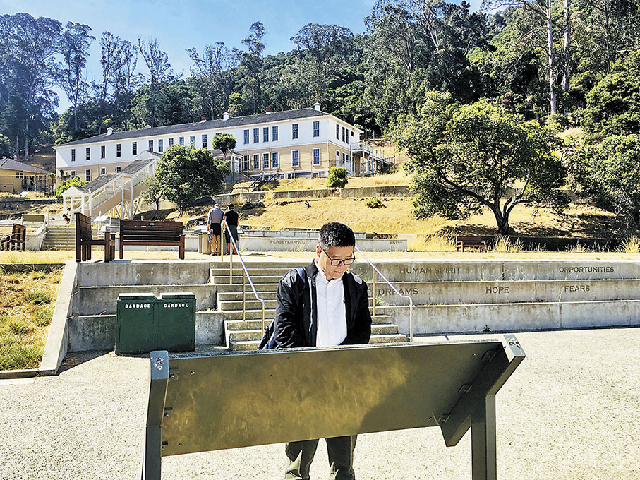 ◆熊育群在美國舊金山當年囚禁華僑的天使島上採訪。