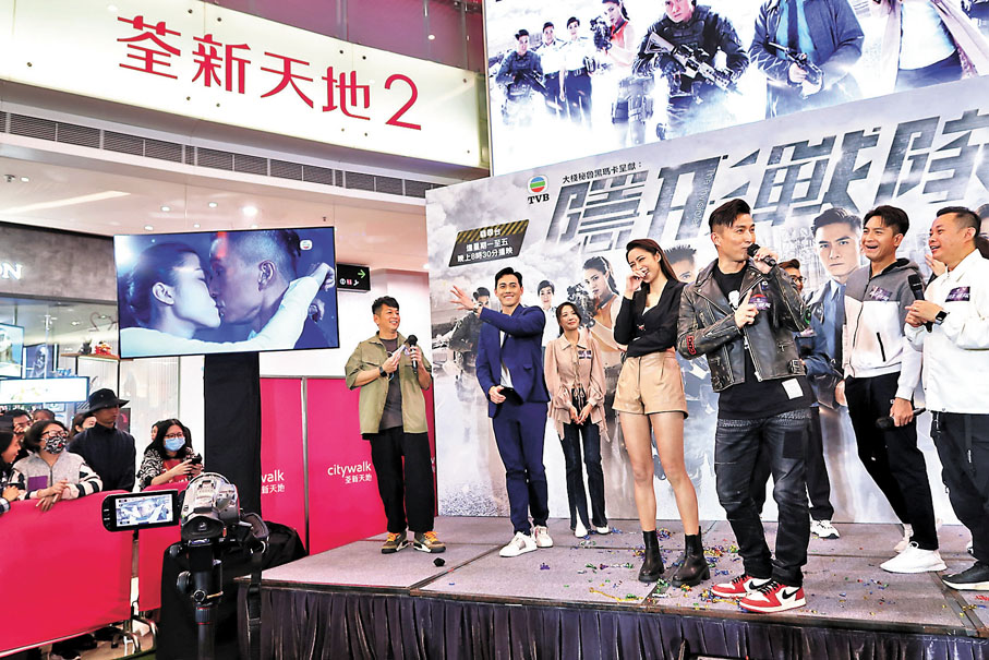 ◆山聰搞笑指住畫面強調二人是真親的。