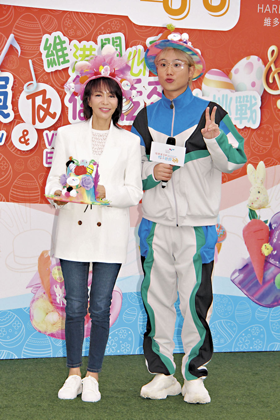 ◆鄭裕玲與CY陳宗澤戴上復活節帽子。