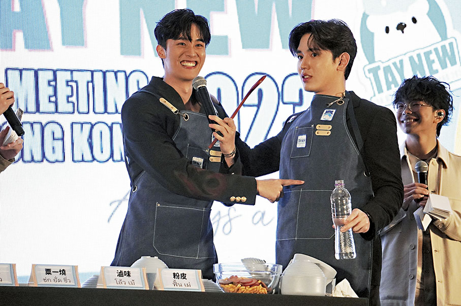 ◆Tay(左)和New在見面會上互相整蠱對方。