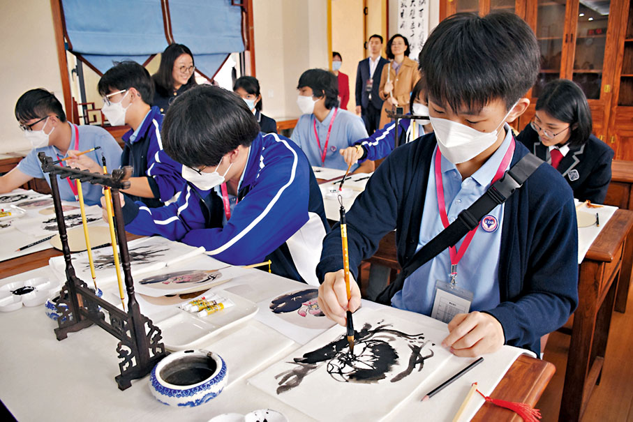 ◆在美術教室，港穗學生一起畫扇面畫。