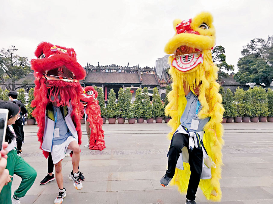 ◆在陳家祠，港生親身體驗舞獅。香港文匯報廣州傳真
