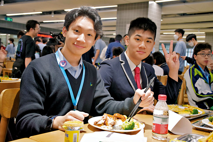 ◆港穗學生共進午餐，互相分享趣事。