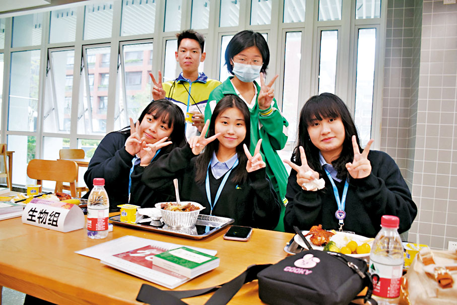 ◆港穗學生興奮合照。