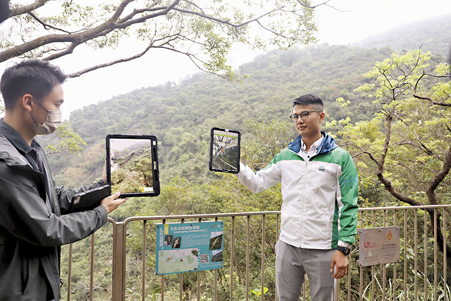 ◆土力工程處在灣仔寶雲道設立斜坡研習徑，示範如何利用擴增實境技術呈現斜坡工程。 香港文匯報記者萬霜靈  攝