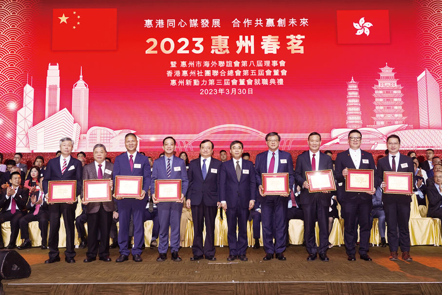 ◆外交部駐港特派員公署副特派員方建明、香港中聯辦社團聯絡部部長鐘吉昌為多位新一屆全國人大代表及全國政協委員頒發榮譽金匾。