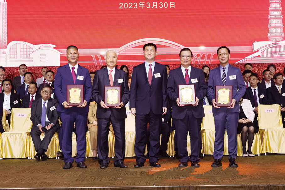 ◆惠州市委書記劉吉為香港惠州社團聯合總會首席會長譚耀宗、總監劉業強、永遠創會會長楊釗及主席黃少康頒發選任證書。