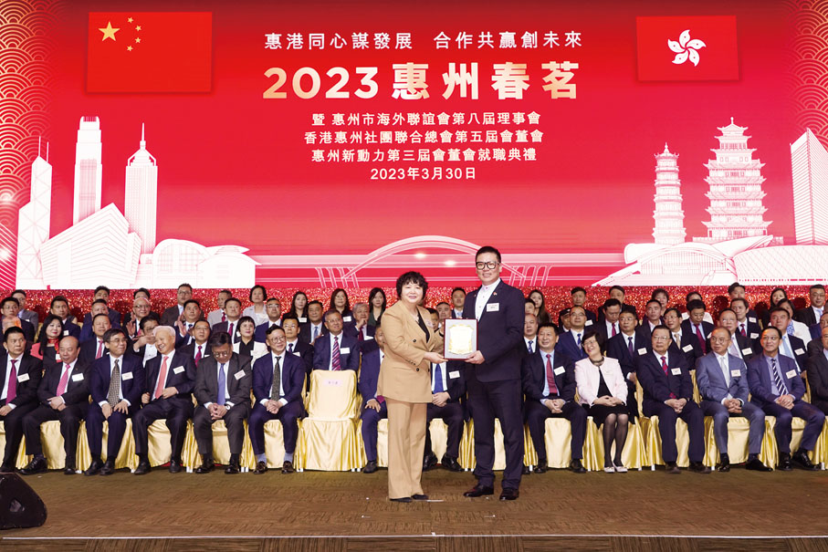 ◆廣東省港澳辦主任李煥春為惠州新動力主席樓家強頒發選任證書。