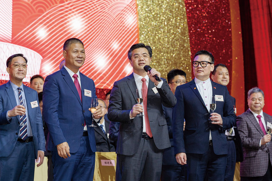◆惠州市海外聯誼會會長賴建華、香港惠州社團聯合總會主席黃少康、惠州新動力主席樓家強帶領祝酒。