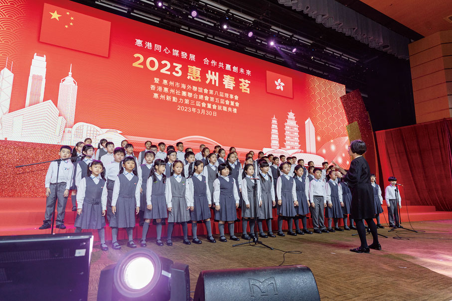 ◆元朗朗屏邨惠州學校合唱團高歌《我和我的祖國》。