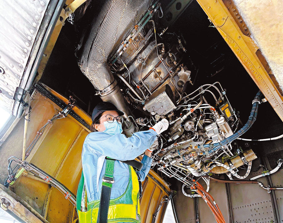 ◆ 傑出學徒姚添藍現為香港飛機工程有限公司二級飛機維修技工學徒。