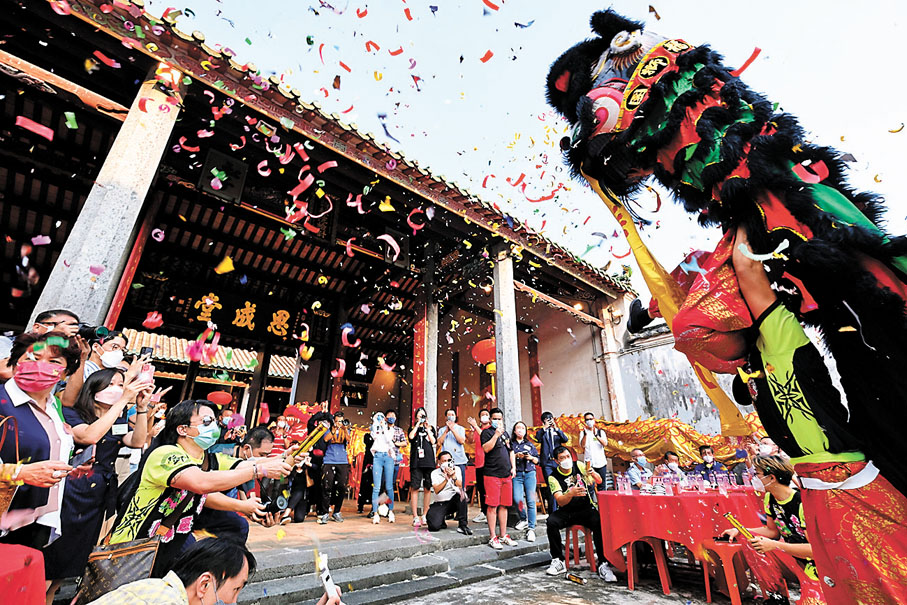 ◆ 祠堂內舉行隆重的醒獅儀式，慶祝《錦田鄧氏族譜》歸來。