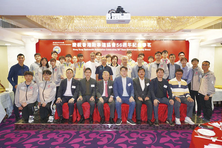 ◆ 香港跆拳道協會慶祝56周年紀念及春茗，該會首長與香港跆拳道代表隊成員合照。