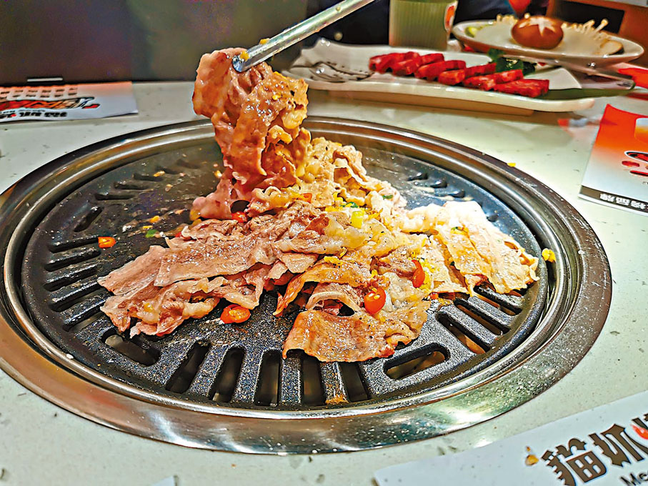 ◆烤肉店招牌菜泡椒肥牛，牛肉烤熟後香味誘人。