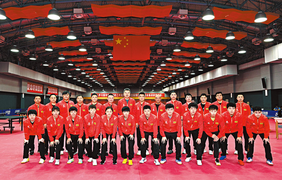 ◆參加德班世乒賽的中國隊球員和教練組合影。 新華社