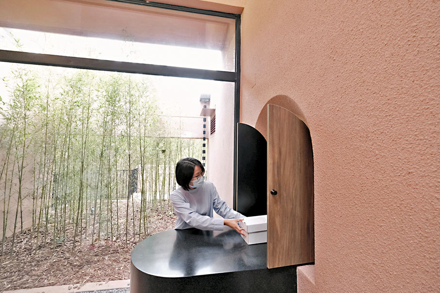 ◆羅敬慧示範火化前的悼念儀式。香港文匯報記者涂穴  攝