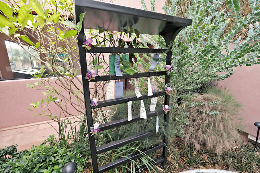 ◆家屬在花園留下信息。香港文匯報記者涂穴  攝