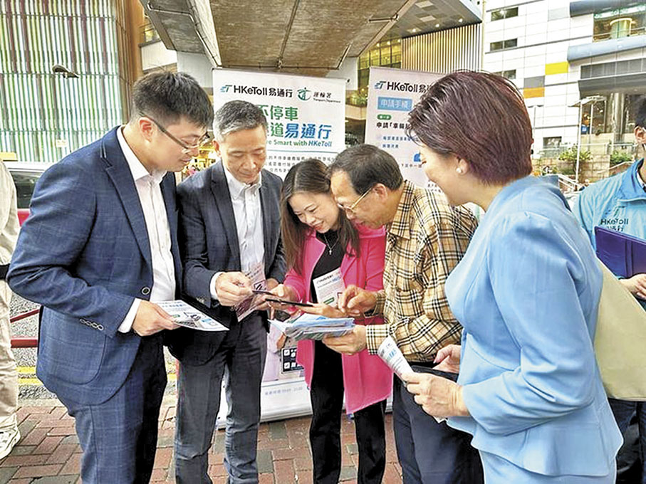 ◆羅淑佩(中)與顏汶羽等人昨日落區，助車主登記「易通行」。 顏汶羽Fb圖片