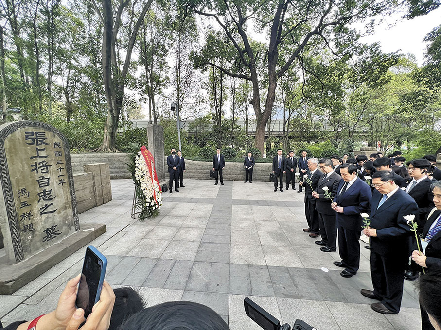 ◆ 4月4日，馬英九一行前往重慶梅花山麓的張自忠將軍墓憑弔。     中新社
