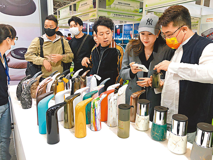 ◆港企期待廣東「人才紅利」助力企業升級。圖為近期舉行的廣州展覽吸引採購商。 香港文匯報記者方俊明  攝