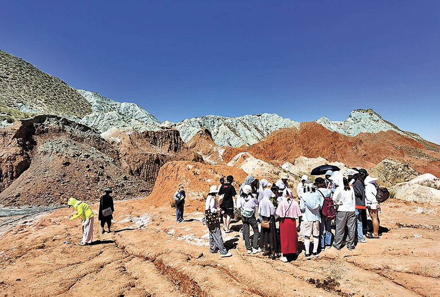 ◆王亞林、何鴻帶領學生考察敦煌顏料山。