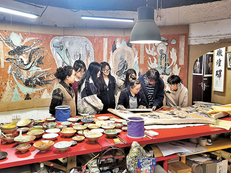 ◆王亞林教導學生繪製壁畫的注意事項。