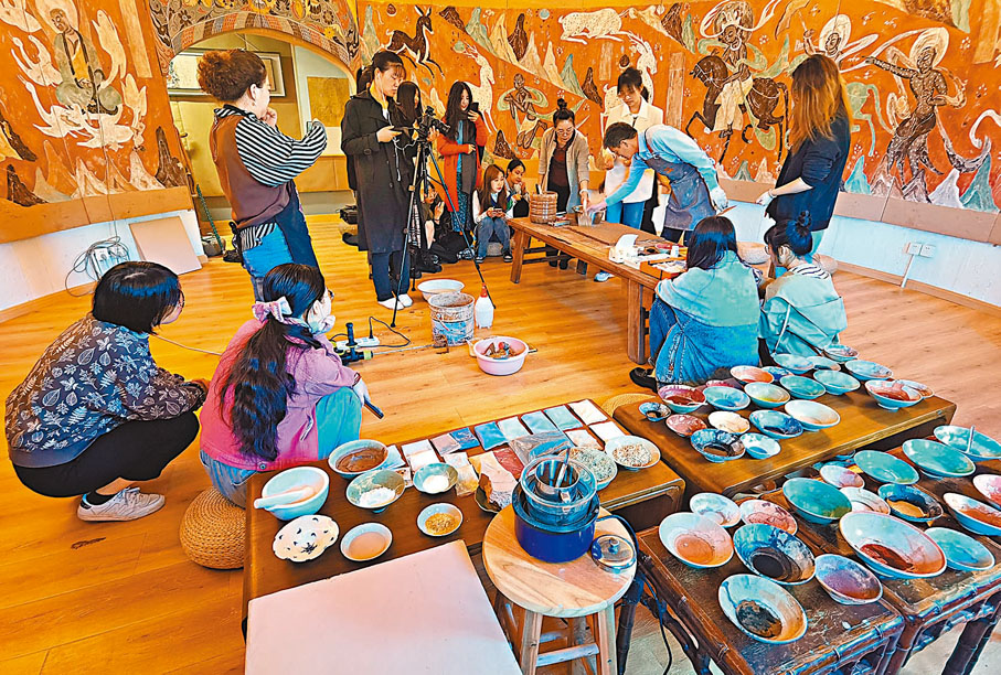 ◆王亞林等人輔導學生做壁畫地仗。