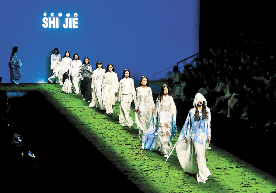 ◆在中國國際時裝上，模特兒展示時裝設計師施傑設計的時裝。