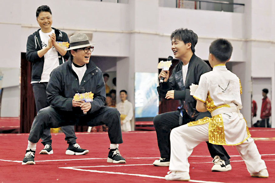 ◆ 成龍和郭麒麟與功夫小子們親切互動。