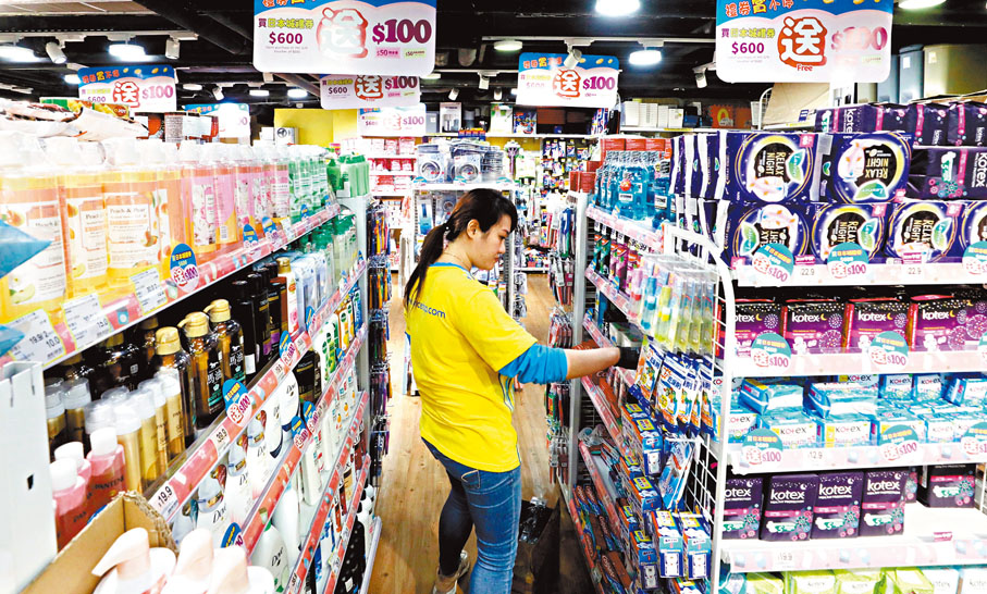 ◆萍姐一人負責近2,000呎店舖，趁顧客少時趕忙整理貨架。 香港文匯報記者郭木又  攝