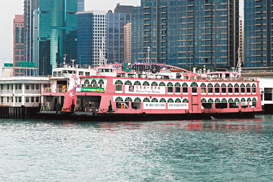 ◆昨日起一連三日，業界安排部分內地團登上「洋紫荊號」觀光船餐廳用午膳。香港文匯報記者郭木又  攝