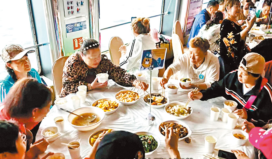 ◆船上餐廳同時可招待約300人，昨日接待5圍，約50多人。網上圖片