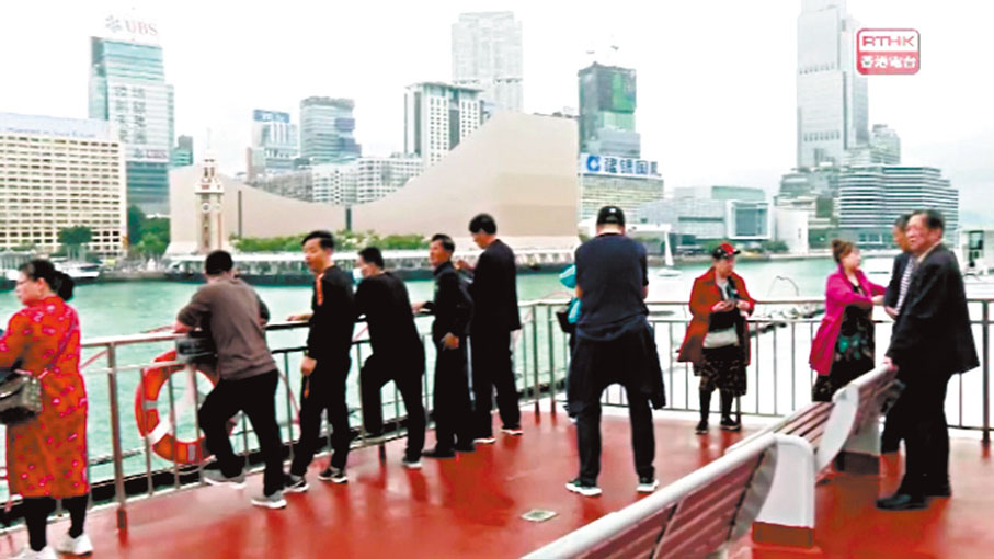 ◆旅客在「洋紫荊號」上欣賞維港風景。網上圖片
