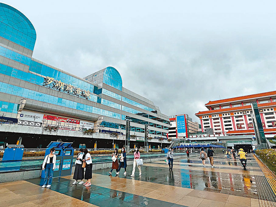 ◆儘管連日下雨，還是有眾多港人北上探親訪友，圖為5日中午的羅湖口岸。香港文匯報記者李望賢 攝